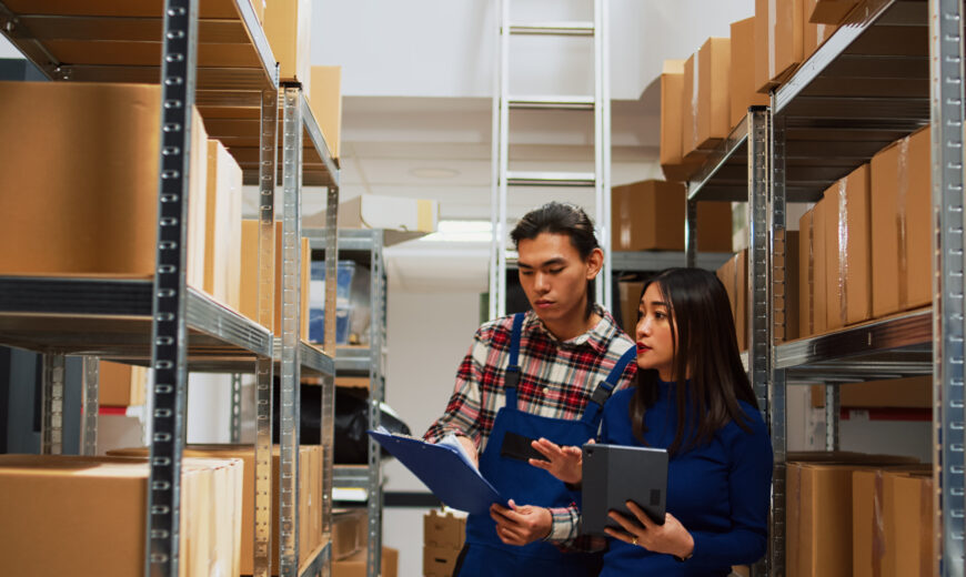 Dua orang sedang bekerja stock opname di gudang