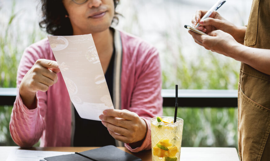 Pemuda sedang menghitung open bill di restoran