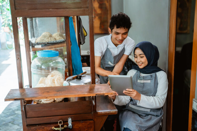 dua orang pengusaha bisnis umkm